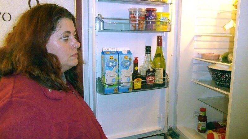 Tauschmutter Nicole (38) beim Rundgang durch die Wohnung – Bild: RTL II