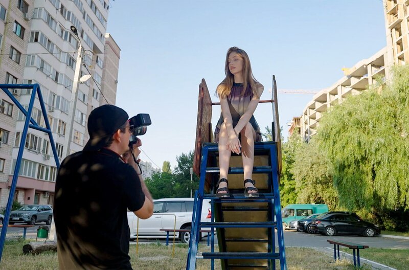 In seinen Fotografien versucht Daniel Bilici das postsowjetische mit dem modernen Kischinau zu kontrastieren. – Bild: Kobalt Productions