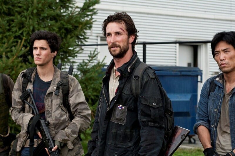 Nach einer Invasion feindlicher Aliens liegt die Welt in Trümmern. Tom (Noah Wyle, M.), Hal (Drew Roy, l.) und Dai (Peter Shinkoda, r.) sind jedoch fest entschlossen, ihre Angreifer zu besiegen und ein neues Leben zu beginnen … – Bild: Falling Skies: TM & TNT