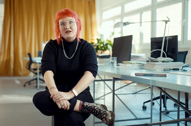 Veronika Kracher forscht seit Jahren zu Frauenfeindlichkeit im Netz. Personen wie Andrew Tate hätten dort rohen Frauenhass normalisiert. – Bild: SWR