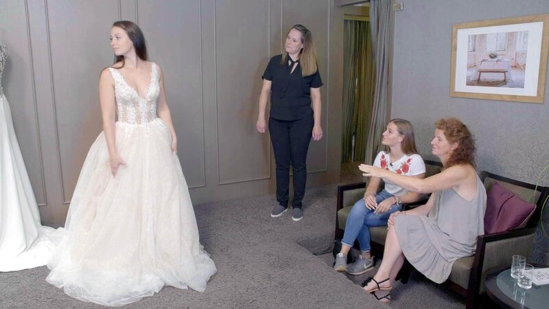 Kandidatin Milena (l.) präsentiert ein Kleid ihren Begleiterinnen Schwester Jolina (2.v.r.) und Mutter Kerstin (r.). – Bild: RTL