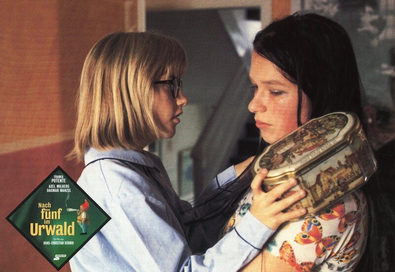 Von links: Clara (Farina Brock) tröstet ihre große Schwester Anna (Franka Potente). – Bild: Bayerischer Rundfunk Von links: Clara (Farina Brock) tröstet ihre große Schwester Anna (Franka Potente). – Bild: Bayerischer Rundfunk