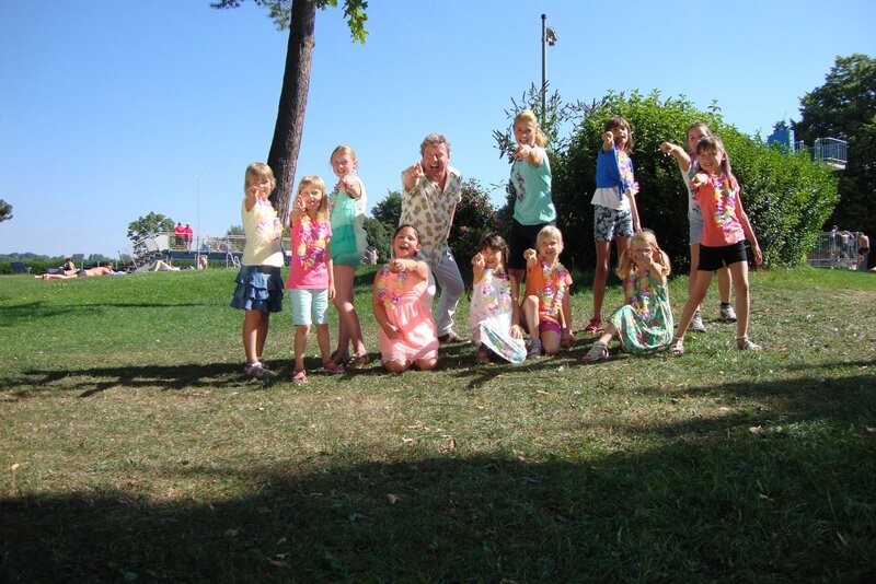 Faul in der Sonne liegen? Das geht doch nicht! Volker und Singa bringen mit dem Jambo Mambo alle zum tanzen. – Bild: KiKA/​MingaMedia