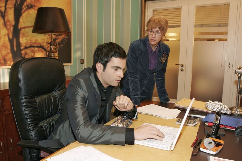 Lisa (Alexandra Neldel, r.) sorgt sich um David (Mathis Künzler, l.), der um Mariella kämpfen will … (Dieses Foto von Alexandra Neldel darf nur in Zusammenhang mit der Berichterstattung über die Serie „Verliebt in Berlin“ veröffentlicht und verbreitet werden.) – Bild: SAT.1 /​ Noreen Flynn Eigenproduktionsbild frei