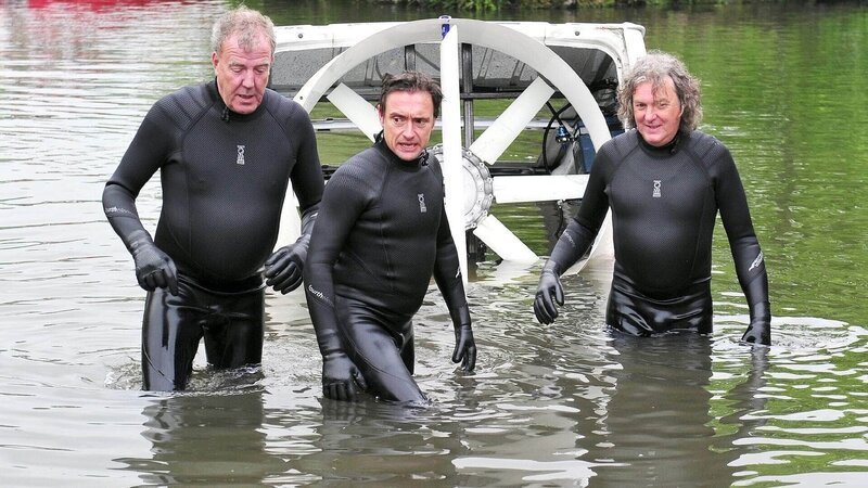 V.l.: Jeremy Clarkson, Richard Hammond und James May testen Top Gear Hovervan. – Bild: TVNOW /​ BBC