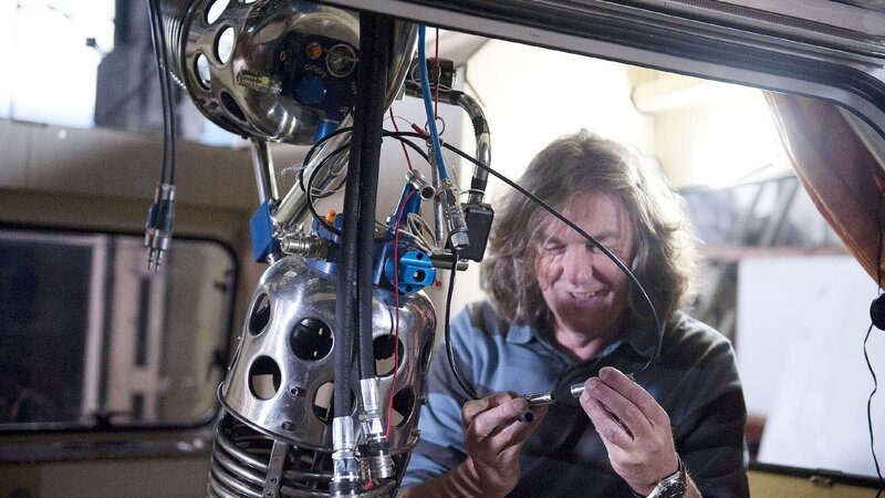 James May rüstet den Caravan zu einem Ballon auf. – Bild: TVNOW /​ BBC Worldwide