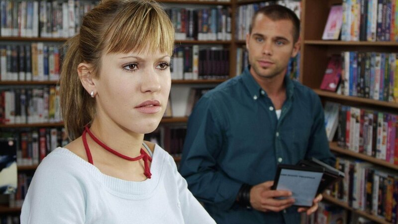 Alex (Wolke Hegenbarth) will sich von ihrem arroganten Kollegen Kai (Ole Tillmanns) nichts sagen lassen. – Bild: RTL Deutschland