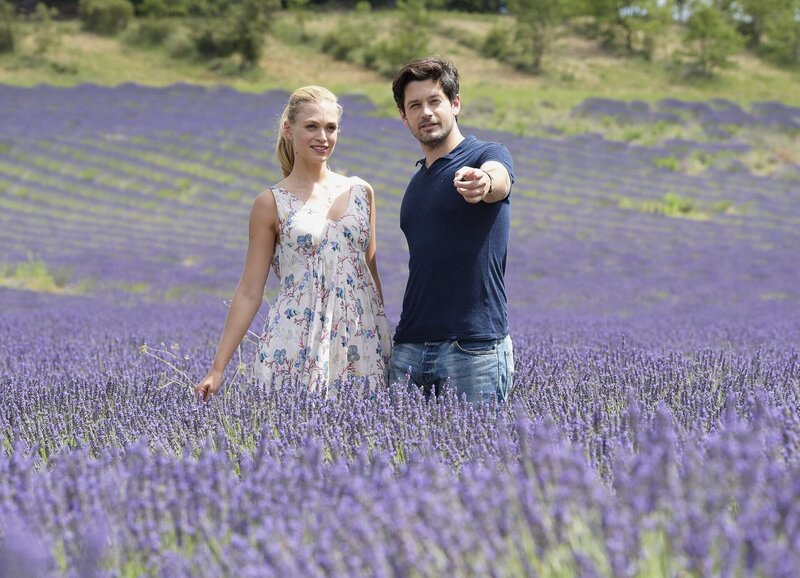 Ein Sommer in Südfrankreich Verzaubert von Südfrankreich: Julie Engelbrecht als Charlotte Conrad, Bruno Bruni als André Vidal – Bild: SRF /​ Christiane Pausch
