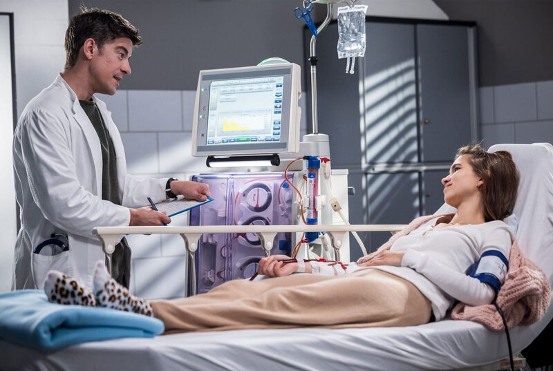 Dr. Ben Ahlbeck (Philipp Danne, l.) führt bei Henrike Palm (Anna-Lena Schwing, r.) die möglicherweise letzte Dialyse durch. – Bild: ARD/​Michael Kremer