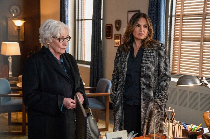 Lorraine Maxwell (l. Betty Buckley) und Olivia Benson (r. Mariska Hargitay) – Bild: RTL /​ © 2021 Universal Network Television LLC