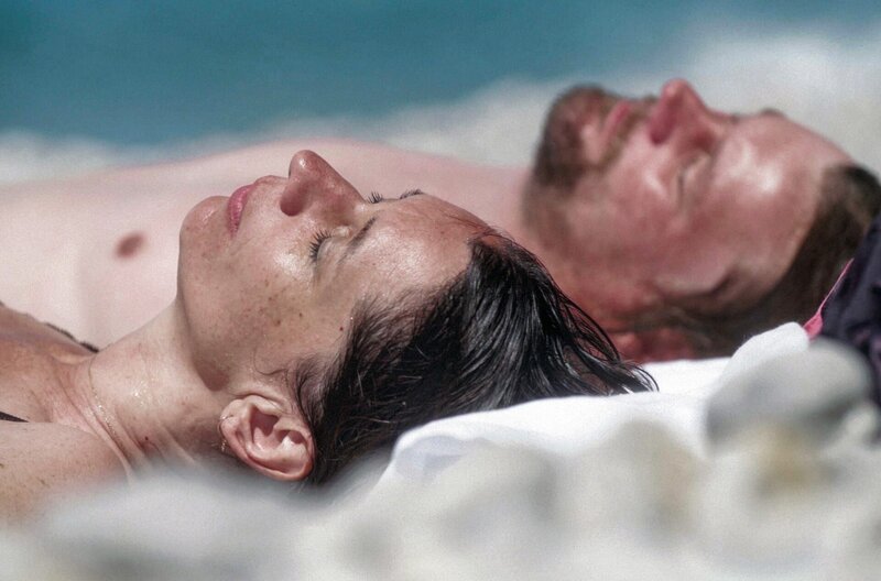 Anne (Anne Barbot) und Benoît (Benoît Dallongeville) genießen ihre Zweisamkeit am Strand. – Bild: Bellota Films