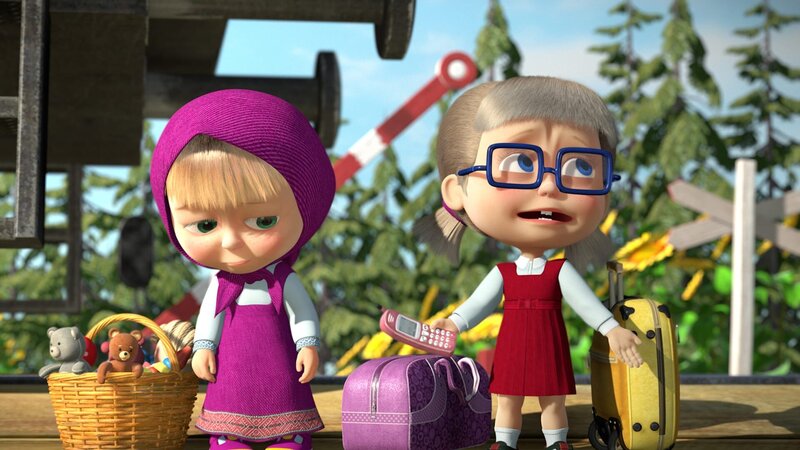 Mascha und Dascha warten am Bahnhof auf den Zug. Doch Mascha ist nicht glücklich. – Bild: KiKA/​Animaccord LTD