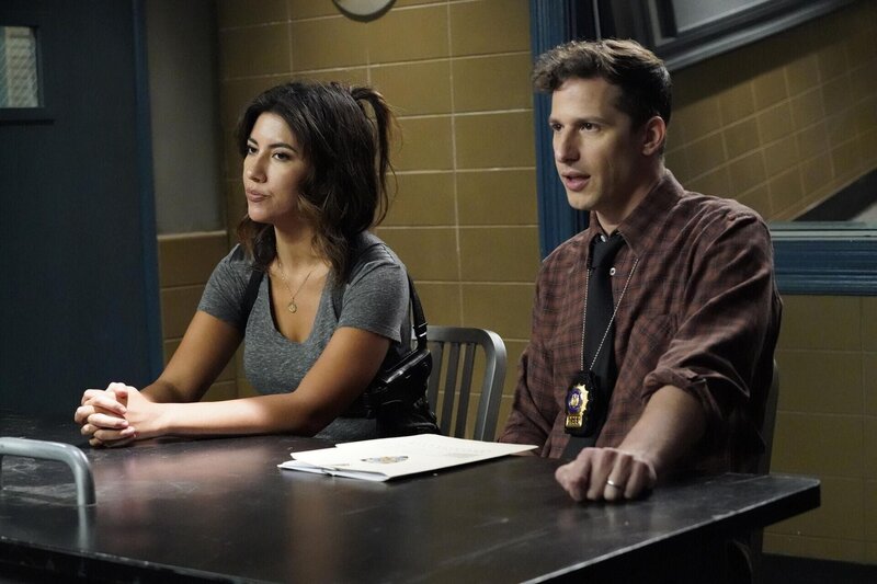 Rosa Diaz (Stephanie Beatriz, l.); Jake Peralta (Andy Samberg, r.) – Bild: 2019 UNIVERSAL TELEVISION LLC. All rights reserved. /​ Evans Vestal Ward Lizenzbild frei