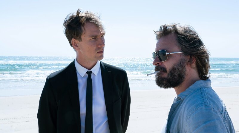 Kommissar Leander Lost (Jan Krauter) und sein portugiesischer Carlos Esteves (Daniel Christensen) diskutieren über die unterschiedlichen Arbeitsweisen ihrer Heimatländer. – Bild: ARD Degeto/​Mariella Koch /​ ZDF und ARD Degeto/​Mariella Koch