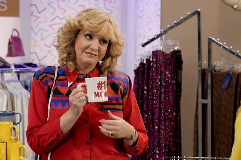 Beverly Goldberg (Wendi McLendon-Covey) – Bild: 2021 American Broadcasting Companies, Inc. All rights reserved. /​ Scott Everett White Lizenzbild frei