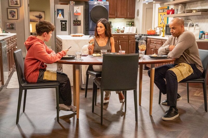 (v.l.n.r.) Jimmy jr. (Finn Sweeney); Julia Mariano (Abigail Spencer); Trey Taylor (Donald Faison) – Bild: NBCUniversal Media, LLC /​ Ron Batzdorff