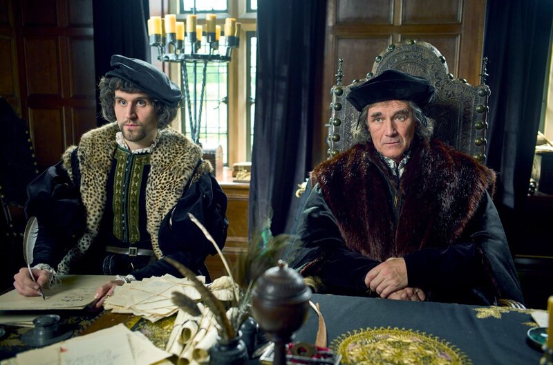 Cromwell (Mark Rylance, re.) und Wriothesley (Harry Melling, li.) führen ein ernstes Gespräch mit Lady Meg Douglas und ihrer Zofe (beide nicht im Bild). – Bild: Nick Briggs/​Playground Television UK
