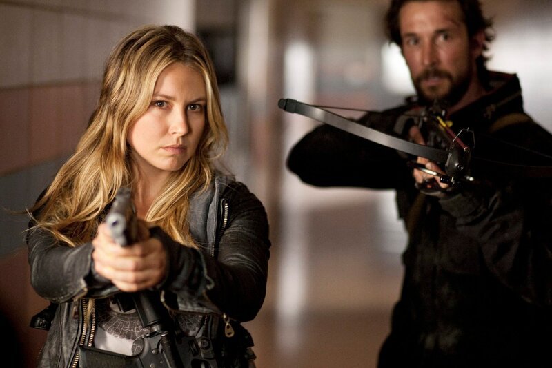 Planen die Befreiung der Kinder: Tom (Noah Wyle, r.) und Margaret (Sarah Carter, l.) … – Bild: Falling Skies: TM & A Time Warner Company.