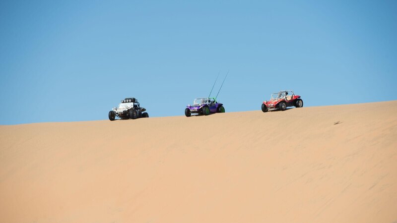 Das Trio fährt mit Strandbuggys durch Namibia. – Bild: RTL
