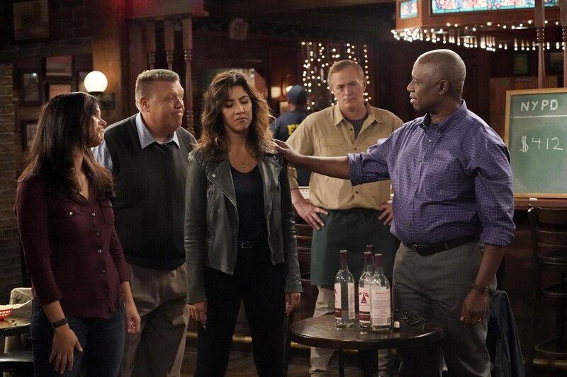 (v.l.n.r.) Amy Santiago (Melissa Fumero); Scully (Joel McKinnon Miller); Rosa Diaz (Stephanie Beatriz); Hank (Kevin Dorff); Captain Ray Holt (André Braugher) – Bild: 2019 UNIVERSAL TELEVISION LLC. All rights reserved. /​ Evans Vestal Ward Lizenzbild frei