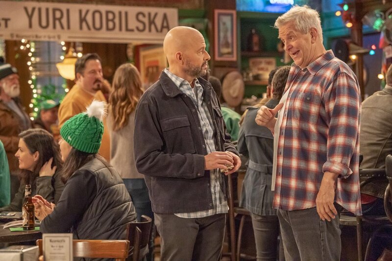 Jim Kearney (Jon Cryer, l.); Bobby Kearney (Lenny Clarke, r.) – Bild: NBCUniversal Media, LLC /​ Ron Batzdorff
