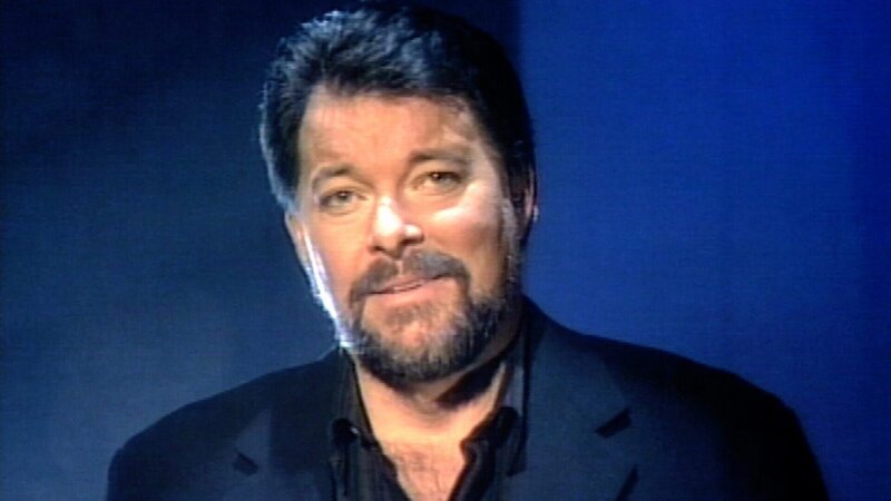 Jonathan Frakes präsentiert „X-Factor: Das Unfassbare“. – Bild: c/​RTL II