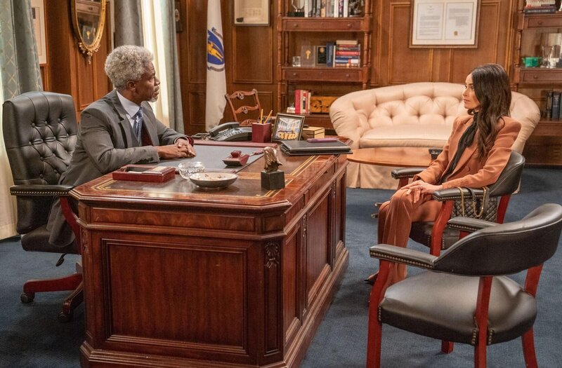 Gouverneur Devon Monahan (Charles Parnell, l.); Julia Mariano (Abigail Spencer) – Bild: NBCUniversal Media, LLC /​ Ron Batzdorff