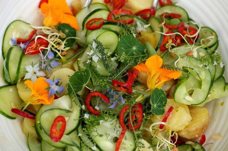 Erdäpfel-Gurken-Salat darf in keinem Wiener Gasthaus fehlen. Verziert wird er mit Chilis, Blüten und Kräutern. – Bild: ZDF /​ Frederik Klose-Gerlich