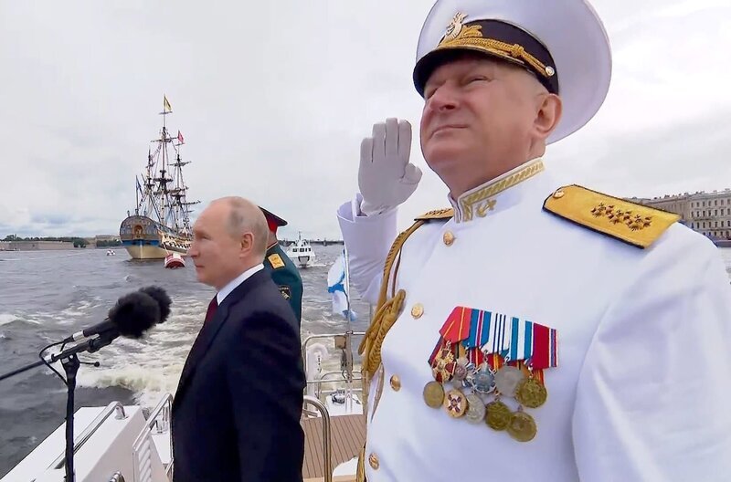 Wladimir Putin (li.) bei einer Parade der russischen Marine. – Bild: Artline Films