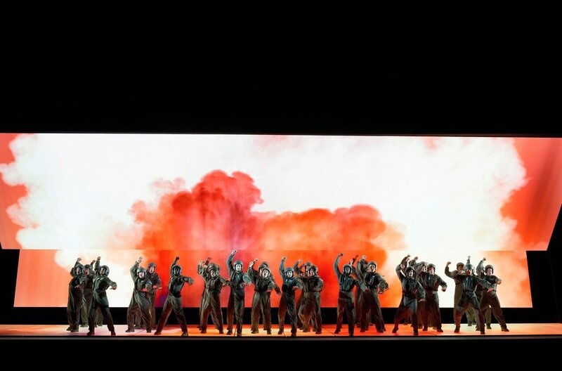 Eine Kampfpilotin als Opernheldin: Mit „Grounded“ bringt die Metropolitan Opera den Krieg aus weiblicher Sicht auf die Bühne. – Bild: Ken Howard