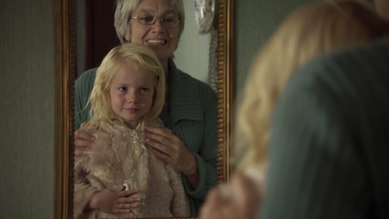 Mara steht das Medaillon auch sehr gut und sie ist fasziniert davon. – Bild: KiKA