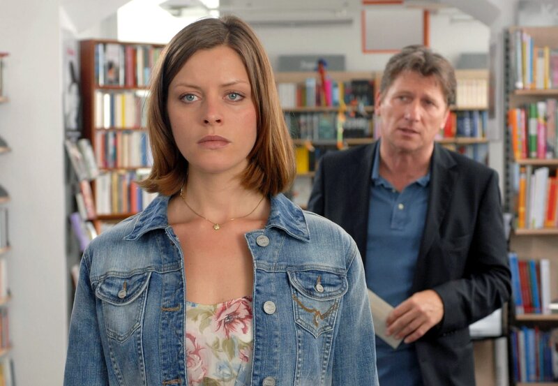 Sarah (Alma Leiberg) ist zutiefst gekränkt, als Philipp (Michael Fitz) ihre Liebe zurückweist. – Bild: PLURIMEDIA (SWR/​ARD Degeto/​Barbara Bauriedl)