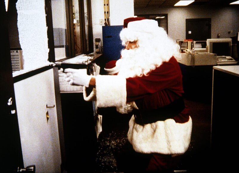 Mit einer Pistole hält Weihnachtsmann Lee (Bruce Boxleitner, M.) die Gangster in Schach … – Bild: CBS Television