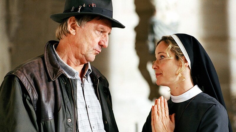 Sie kann es einfach nicht lassen, bei seinen Angelegenheiten mitzumischen: Kommissar Josef Baumert (Günter Maria Halmer) und die nur in Ausnahmesituationen demütige Schwester Camilla (Ann-Kathrin Kramer). – Bild: 3sat