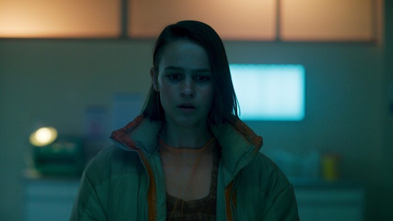 Neve Kelly (Clara Rugaard) – Bild: Sky UK /​ Sky Studios /​ Die Verwendung ist nur bei redaktioneller Berichterstattung im Rahmen einer Programmank¸ndigung ab 2 Monate vor der ersten Auss /​ © 2022 Sky Studios Limited. All Rights Reserved