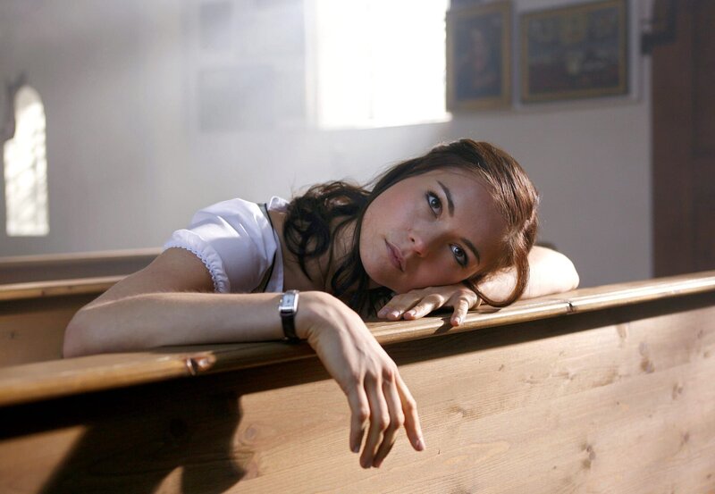 Unglücklich verliebt: Die Holzschnitzerin Katharina (Henriette Richter-Röhl). – Bild: ARD Degeto/​Erika Hauri