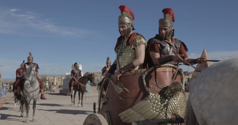 Auch Marcus Antonius (Timus Isik) erlag Kleopatras Reizen. Den Feldherrn und die Pharaonin verbanden aufrichtige Leidenschaft, aber auch politische Ziele. Szene aus der ZDF-Reihe „Frauen, die Geschichte machten“. – Bild: 3sat