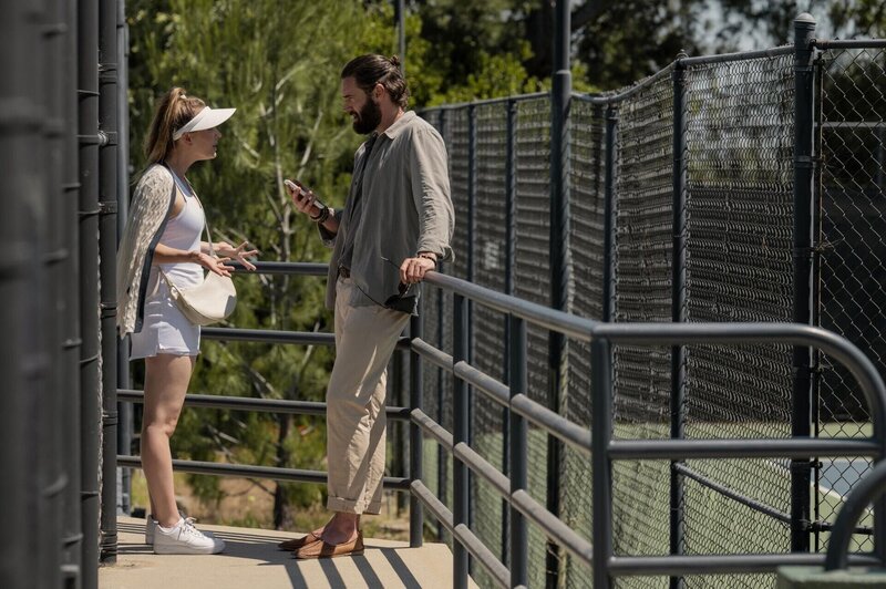 Ava Bartlett (Kaley Cuoco, l.); Matt Pierce (Tom Bateman, r.) – Bild: Peacock TV LLC. /​ Colleen Hayes