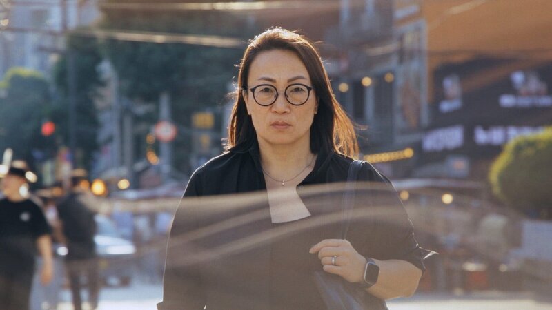 NZZ Format Umstrittene Auslandsadoptionen – Ein düsteres Kapitel in der Schweiz und Südkorea Bekks, Hauptprotagonistin des Films – Bild: SRF/​NZZ Format