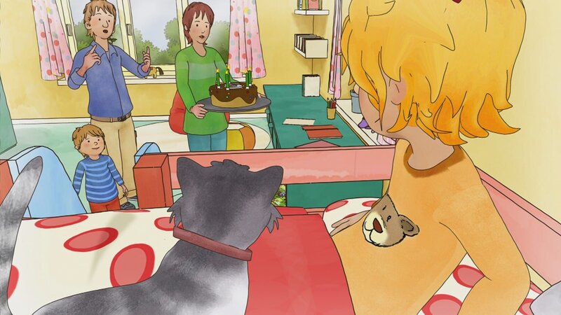 Endlich ist der Geburtstagsmorgen da. Conni freut sich sehr über das Geburtstagsständchen von Mama und Papa und ihrem Bruder Jakob. – Bild: Henning Windelband/​Youngfilms GmbH