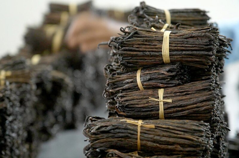 Seit der in den 1960er Jahren erlangten Unabhängigkeit muss Madagaskar seinen Platz auf dem hart umkämpften Vanillemarkt gegenüber synthetisch hergestelltem Vanillin behaupten. – Bild: ARTE F /​ Elephant Doc
