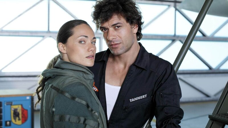 Die junge Pilotin Charlie Wolf (Sarah M. Besgen) und der Flugzeugtechniker Marco Tannert (Kai Schumann) sind ein Paar. – Bild: RTL /​ Guido Engels