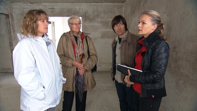 Britta (39, li.) und ihre Mutter Gundi (65) machen mit Eva Brenner und John Kosmalla einen Rundgang durch das Haus. – Bild: RTL II