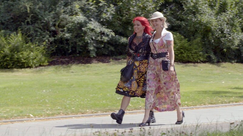 Kandidatin Sina (l.) und Freundin Emmi (r.) machen sich auf den Weg in ein Brautmodengeschäft. – Bild: RTL