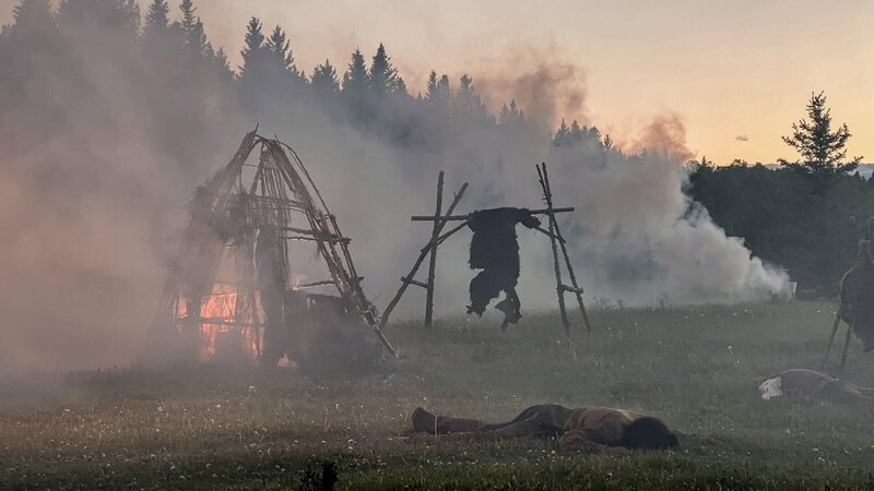 Die ermordeten Opfer liegen auf dem Rasen. – Bild: History