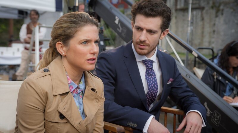 Zoe (Jeanette Biedermann) kann es nicht fassen: Ihre große Liebe Gordon (Sam Blythe) hat eine Affäre mit einer anderen Frau. – Bild: port.hu