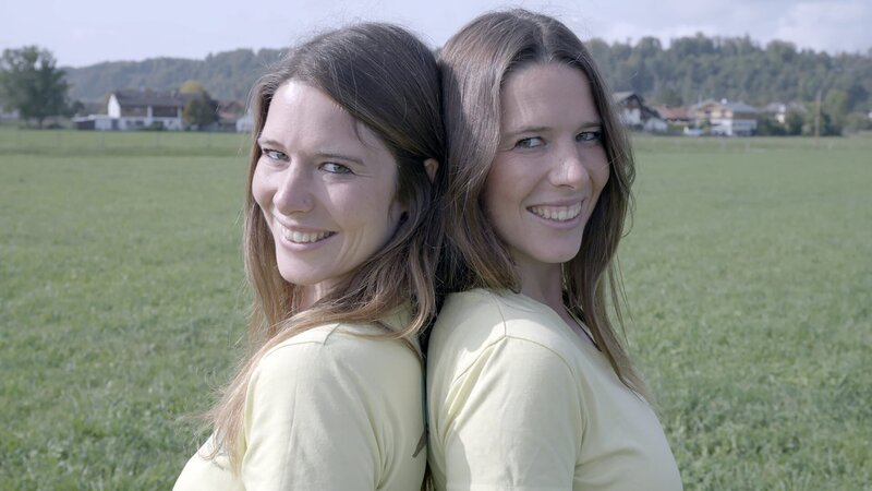 Die Zwillinge Sarah und Leonie Brand motivieren sich nicht nur gegenseitig, sondern auch andere Menschen in ihren Sportkursen. – Bild: 3sat