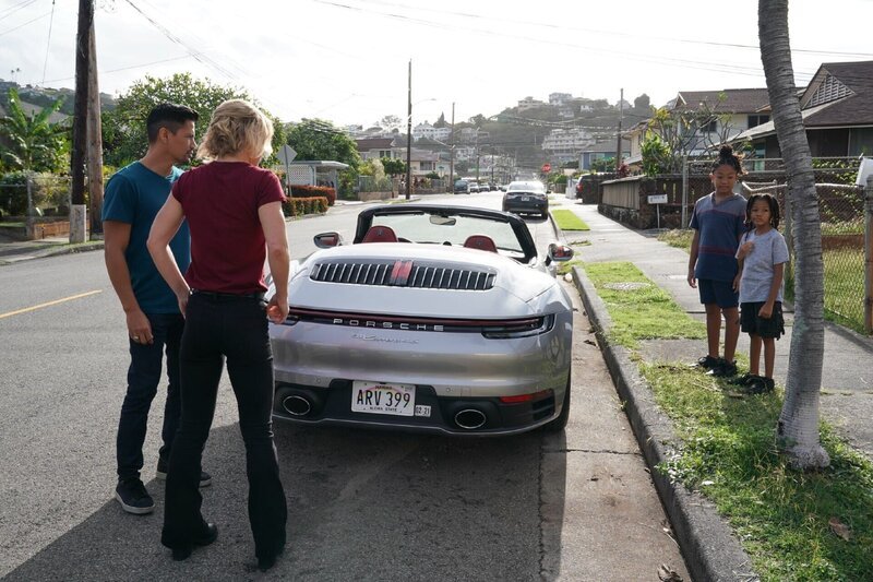 Von links: Thomas Magnum (Jay Hernandez), Juliet Higgins (Perdita Weeks) und unbekannte Darsteller – Bild: TVNOW/​© 2020 CBS Studios Inc. and Universal Television LLC. ALL RIGHTS RESERVED.