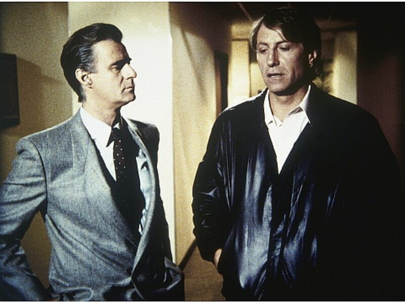 Der Agent Ingle (Reiner Schöne, r.) und der Spielzeughersteller Falcon (Lyman Ward, l.) entwickeln heimlich Waffentechnologie für den Ostblock … – Bild: CBS Television