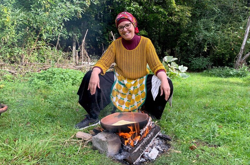Ibtissem Nhidi backt im Garten tunesische Mlewi-Fladenbrote aus. – Bild: Frederik Klose-Gerlich